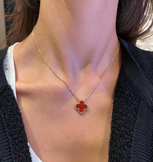 Collier trèfle rouge